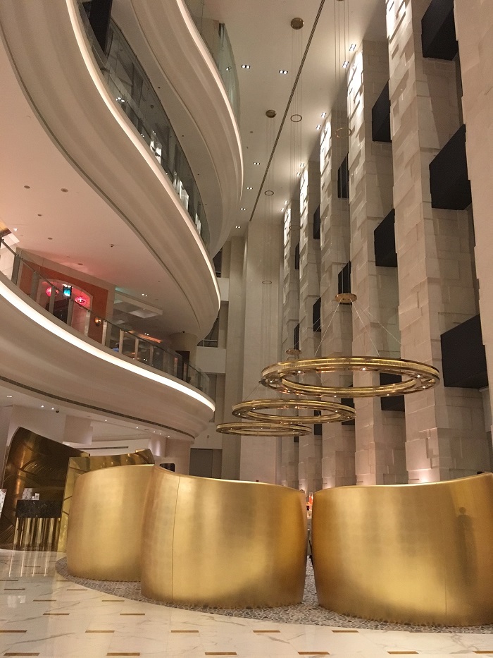 Trần nhà siêu cao mang lại cảm giác thoáng mát - trải nghiệm khách sạn Shangri La Dubai