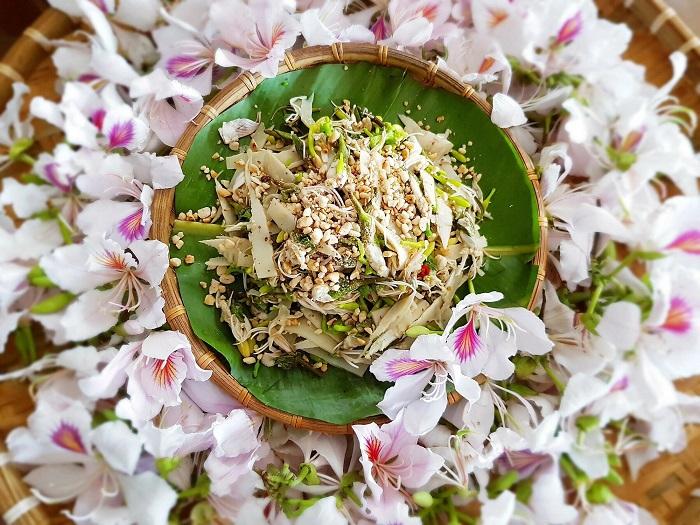 Nộm hoa ban là món ăn ngon của người Thái chỉ có vào mùa xuân