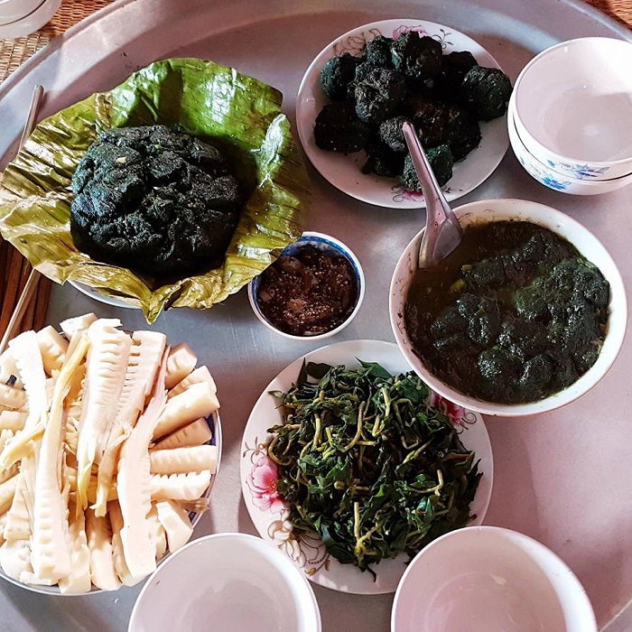 Rêu đá nướng là món ăn ngon của người Thái mà du khách nên thử một lần