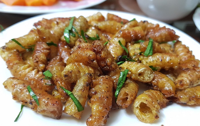 Nhộng sắn là món ăn ngon của người Thái phổ biến