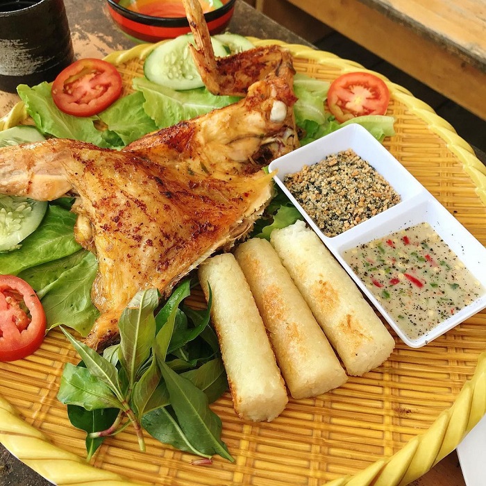 Cơm lam là món ăn ngon của người Thái thường ăn cùng gà nướng