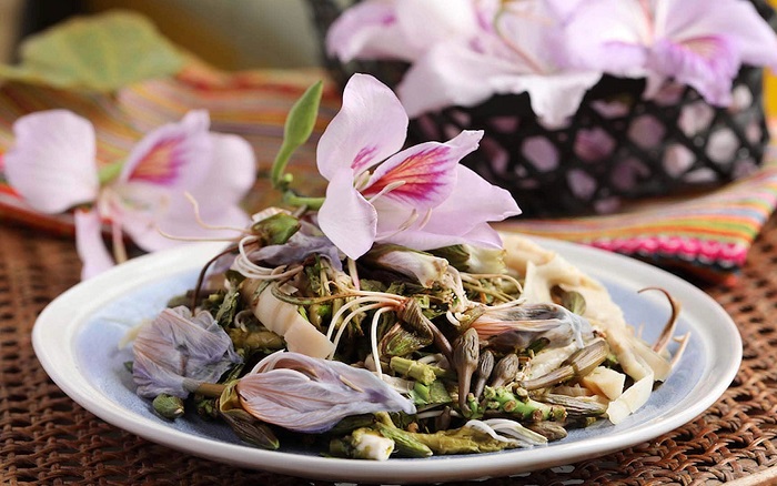 Nộm hoa ban là món ăn ngon của người Thái được yêu thích