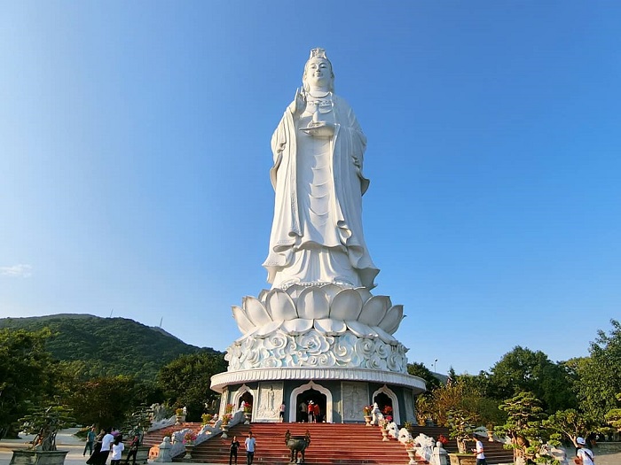 Chùa Linh Ứng là ngôi chùa đẹp miền Trung được nhiều du khách yêu thích