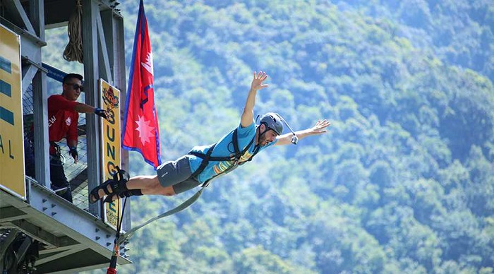Nhảy bungee ở làng Sarangkot Nepal