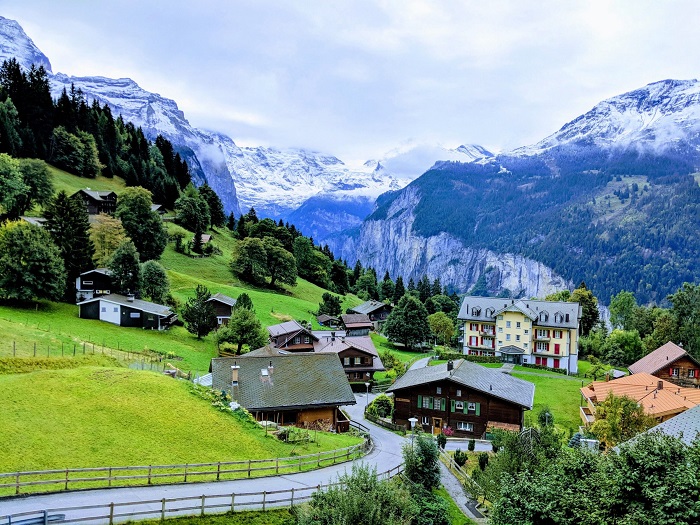 Một ngôi làng trên dãy Alps Thụy Sĩ - Phô mai Thụy Sĩ