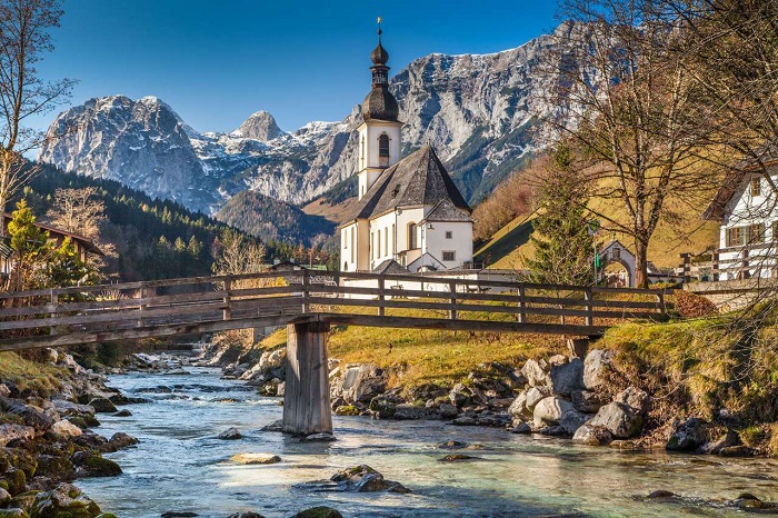 Tham quan nhà thờ Giáo xứ St. Sebastian là  trải nghiệm du lịch Berchtesgaden tuyệt vời