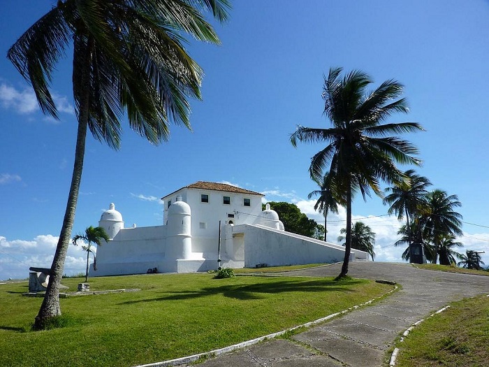 Pháo đài Forte de Monte Serrat là địa danh gần cung điện Rio Branco