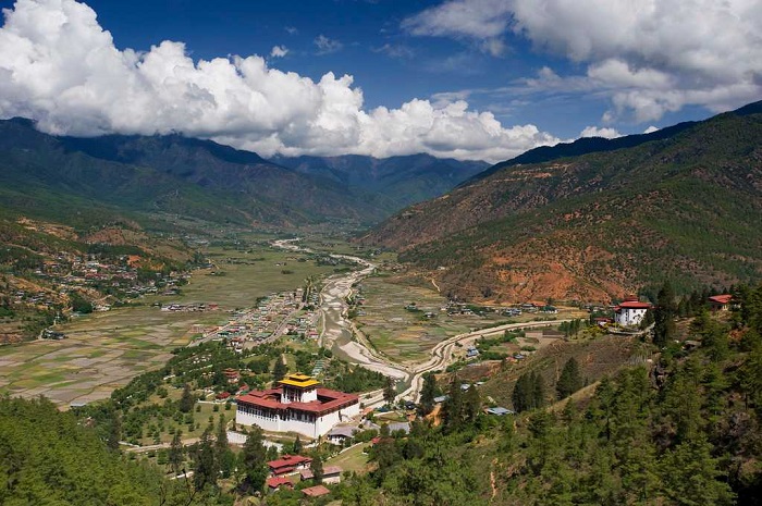 Pháo đài Zuri Dzong là điểm tham quan ở thung lũng Paro 