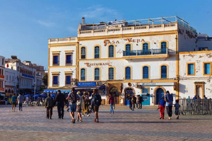 Quảng trường Moulay Hassan ở thị trấn Essaouira Maro