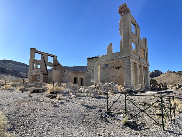 Một tòa nhà đổ nát ở thị trấn ma Rhyolite những thị trấn ma ở Nevada