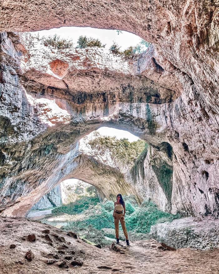 Chụp ảnh tại hang động Devetashka Bulgaria 