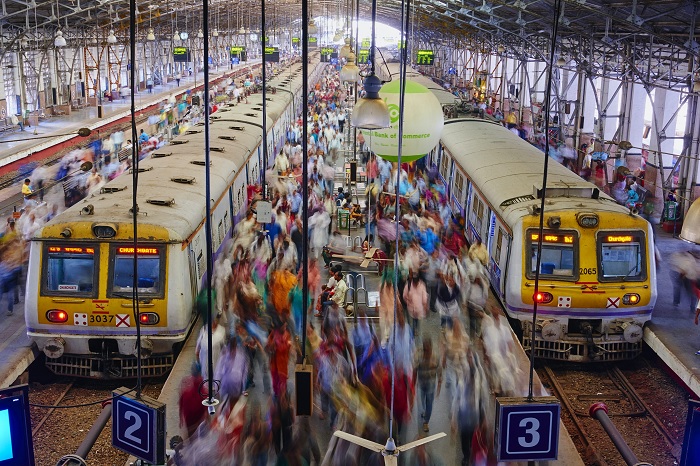 Hành khách chen chúc trên một chuyến tàu Ấn Độ ở Gwalior - trải nghiệm tàu hỏa ở Ấn Độ