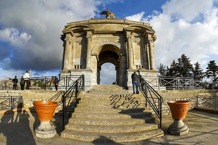 Tượng đài Monument Aux Orts ở thành phố Constantine Algeria