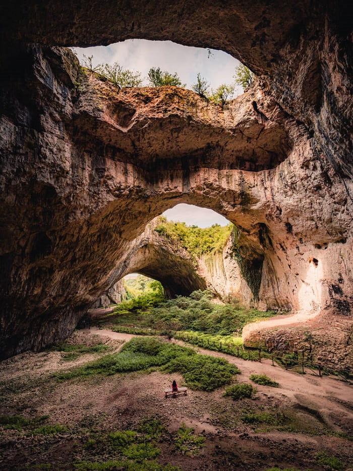 Vẻ đẹp kỳ lạ của hang động Devetashka
