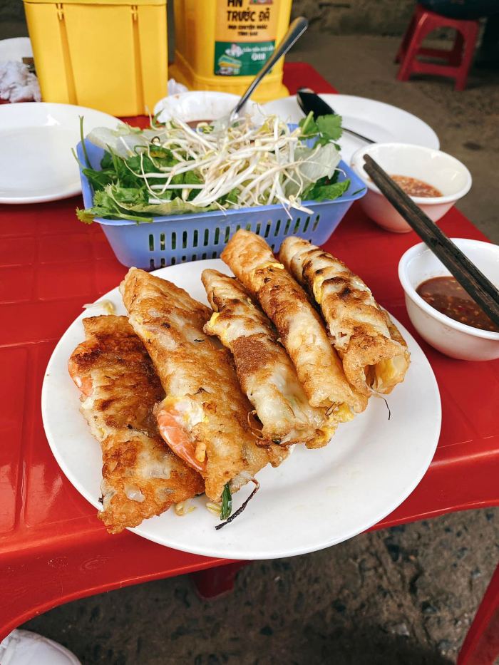 Tuy Hoa market cuisine: pancakes