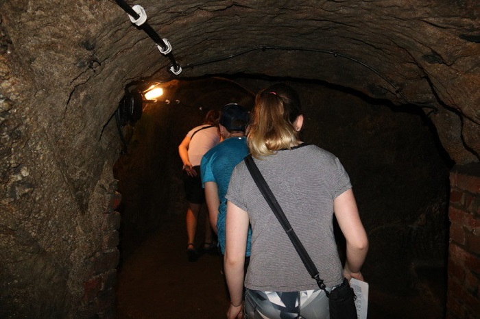 Khám phá các đường hầm ngầm khi đến thị trấn Tabor