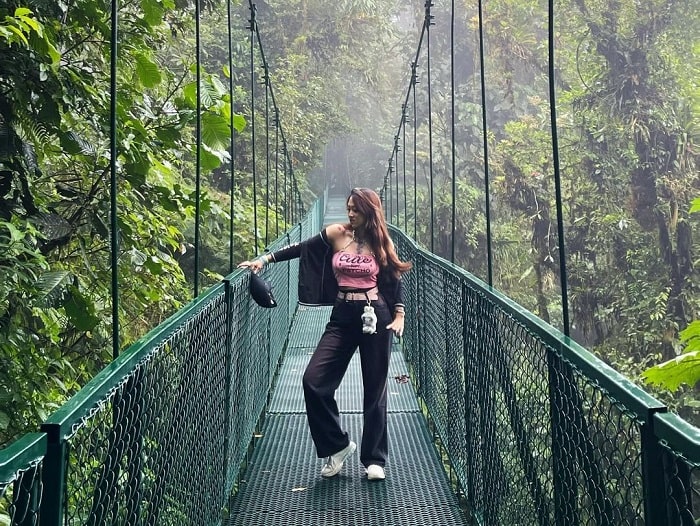 Đi bộ ở công viên Quốc gia núi lửa Poas Costa Rica