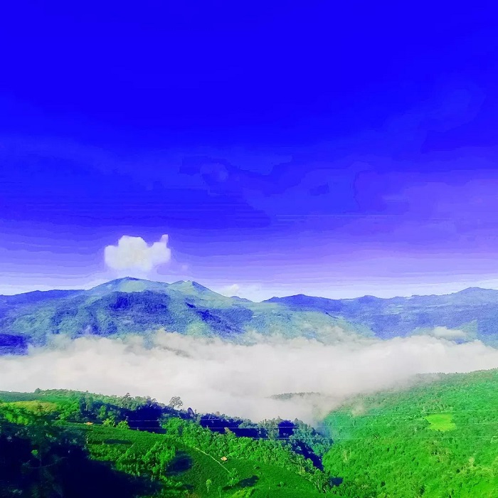 Keo Lom Dien Bien Pass has a beautiful Chop Ly peak for cloud hunting