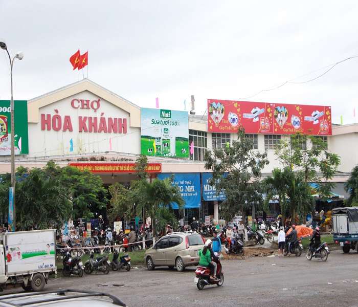 Chợ Hòa Khánh ở gần biển Nguyễn Tất Thành 