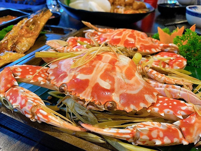 Eat seafood at Nguyen Tat Thanh beach