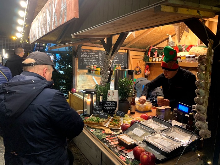 Một quầy bán đồ ăn nhanh trong chợ Giáng sinh Gdansk