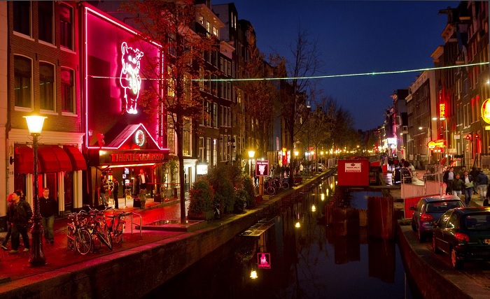 Khu đèn đỏ De Wallen địa điểm du lịch Amsterdam
