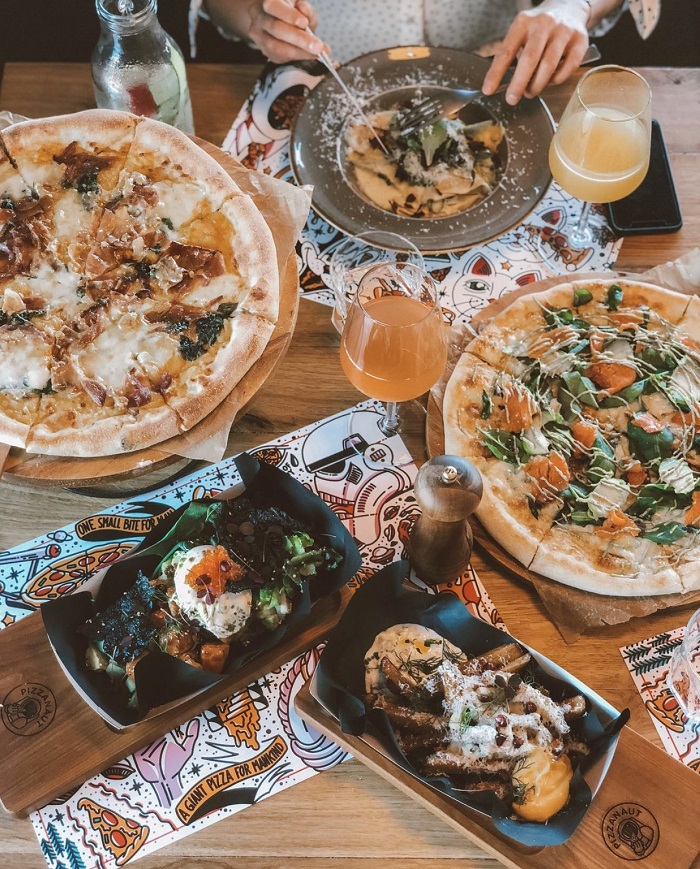 Ăn bánh pizza trong nhà hàng khi du lịch Tallinn