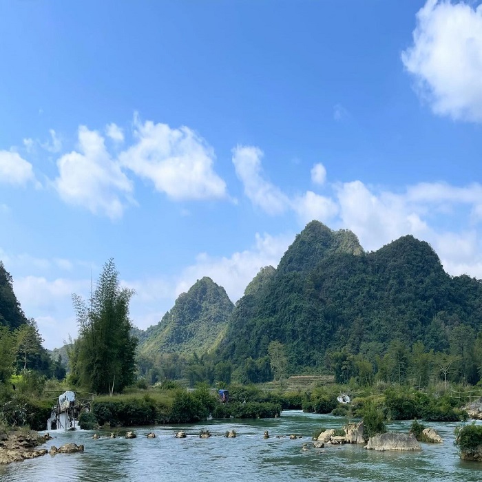 Explore Ta Lung Cao Bang to see the blue mountains and blue water
