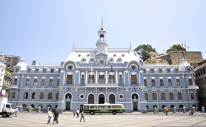 Thư giãn ở Plaza Sotomayor ở thành phố Valparaiso Chile 