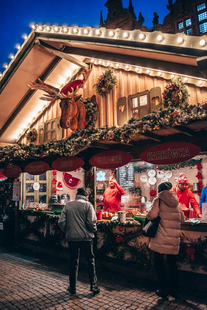 Chú nai sừng tấm biết nói trên đầu một gian hàng chợ giáng sinh Gdansk