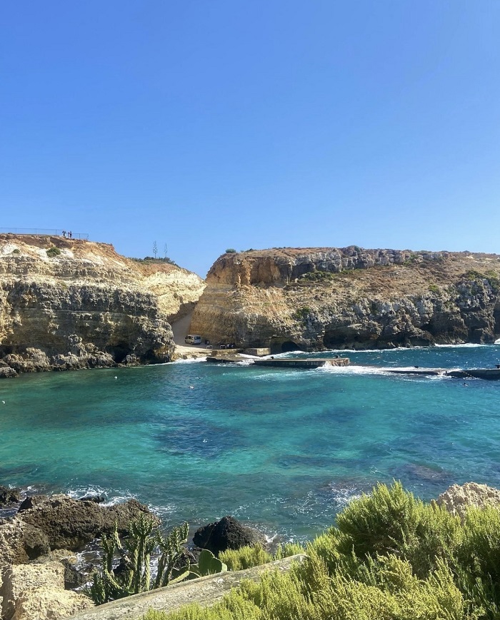 Biển xanh và tuyệt đẹp trên vịnh Anchor ở Làng Popeye