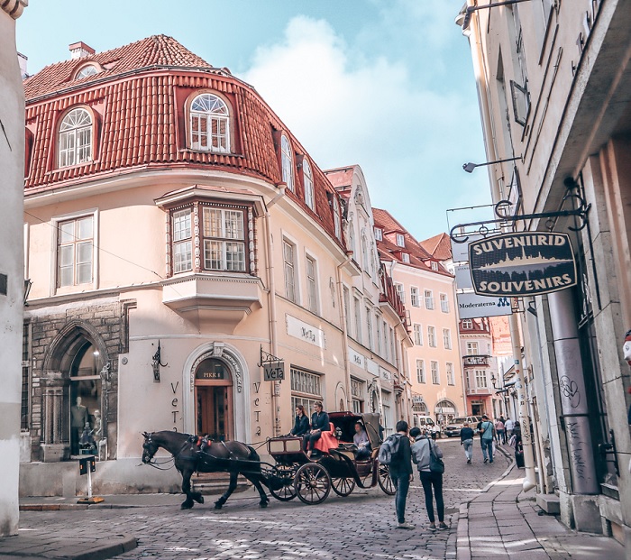 Mê cung của những con phố nhỏ hẹp trong phố cổ Tallinn - du lịch Tallinn