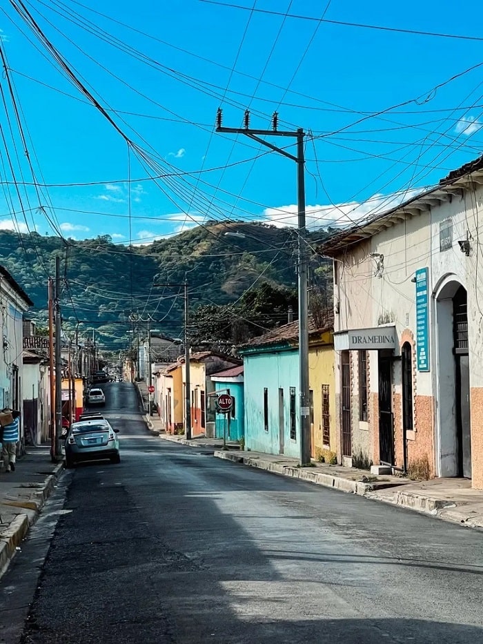 Đi dạo trên đường phố là điều nên làm ở thành phố Santa Ana El Salvador 