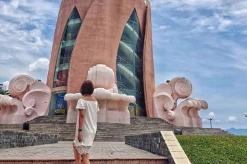 Tháp Trầm Hương Nha Trang - kiến trúc màu hồng độc đáo giữa vịnh biển