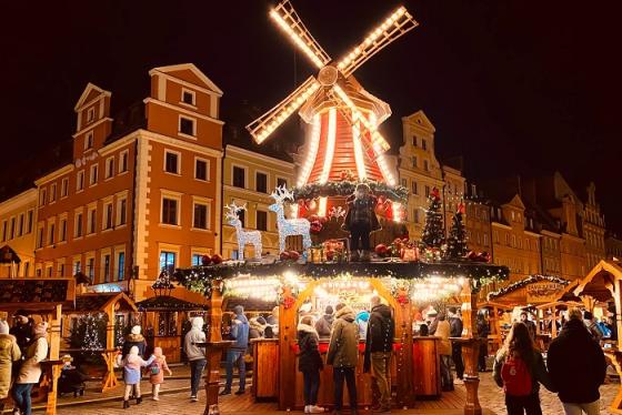 Đón không khí lễ hội cuối năm ngập tràn chợ giáng sinh Gdansk ở Ba Lan