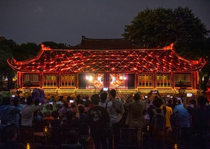 Hanoi night tour - Temple of Literature night tour
