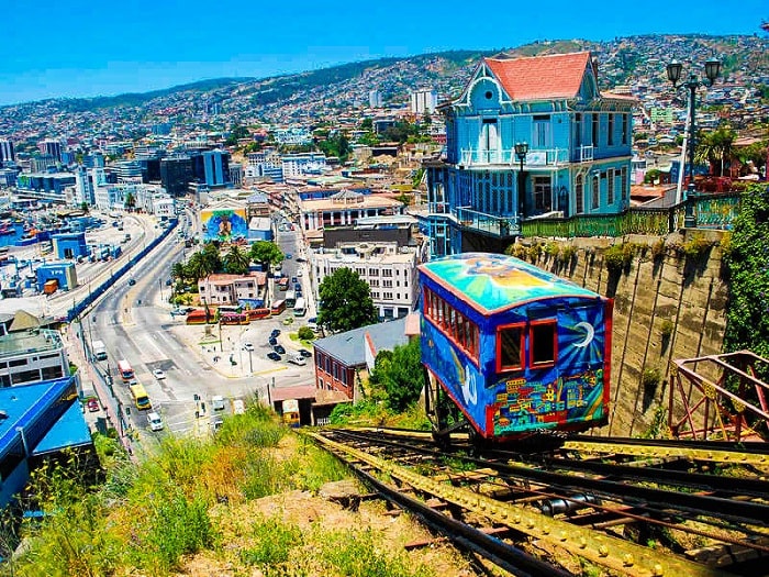 Đi xe lửa leo núi ở thành phố Valparaiso Chile 