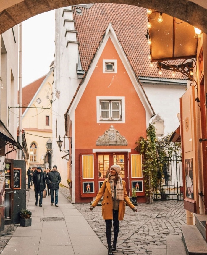 Đi dạo xung quanh phố cổ khi du lịch Tallinn