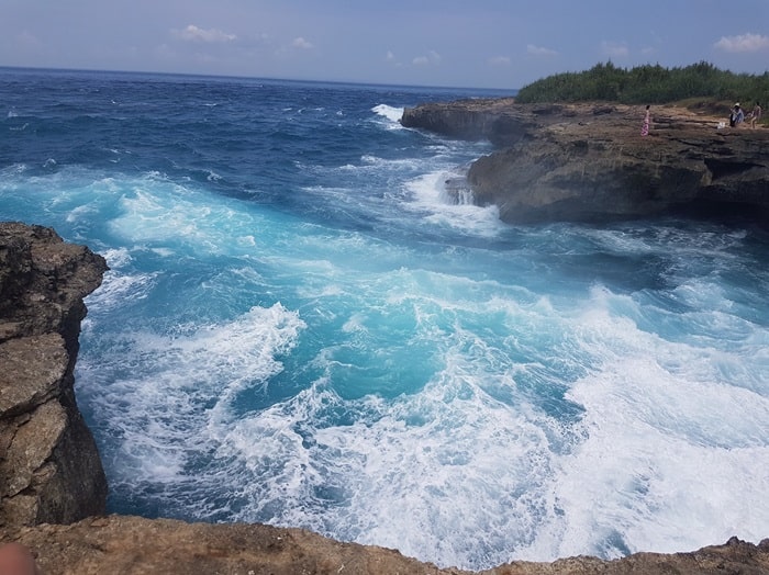 Truy tìm vịnh nước mắt quỷ Devil’s Tears ở Indonesia