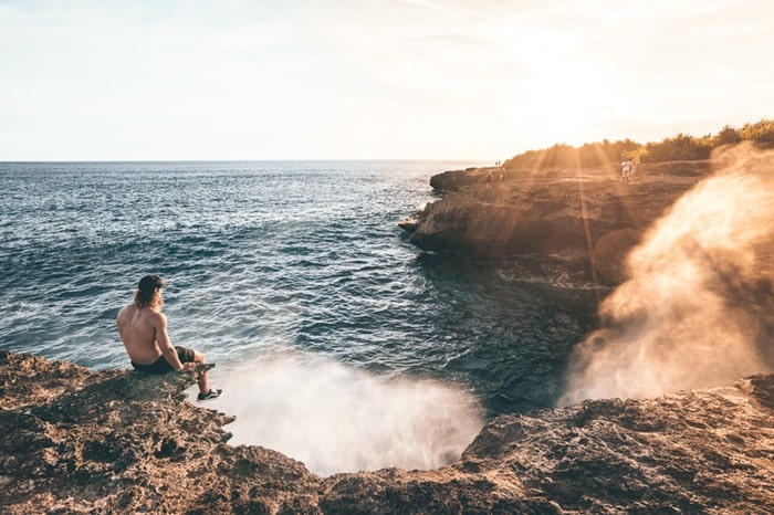 Truy tìm vịnh nước mắt quỷ Devil’s Tears ở Indonesia