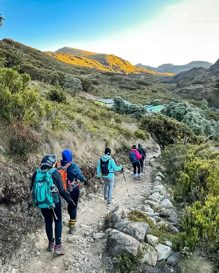 Leo núi ở vườn quốc gia Chirripo Costa Rica 