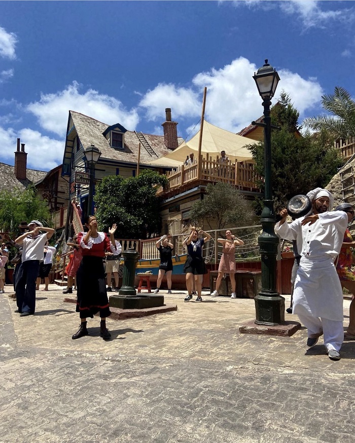 Làng Popeye này mời gọi du khách bước vào một thế giới bước ra từ một bộ phim.