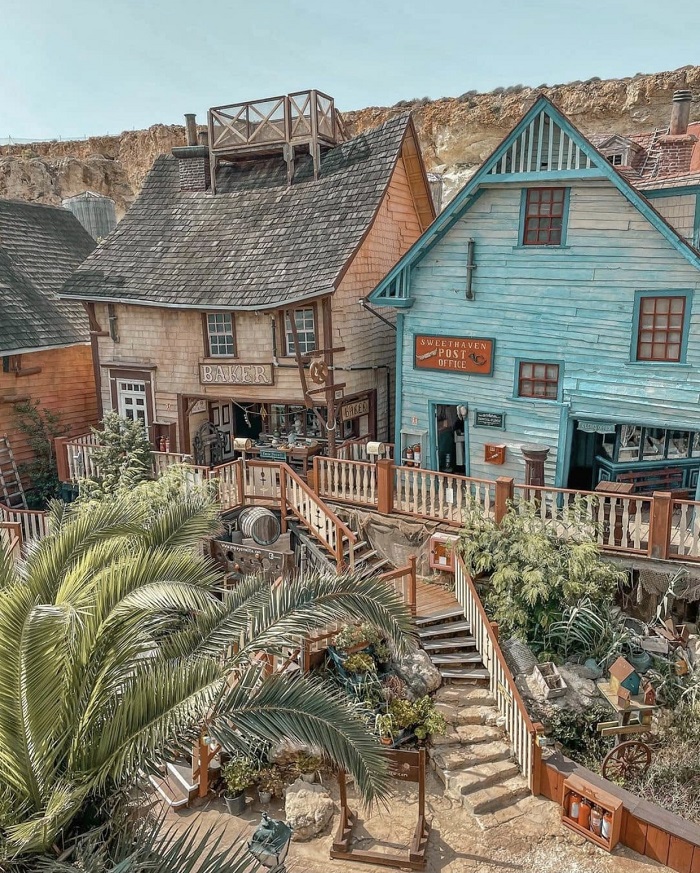 Bạn có thể dạo quanh và mua sắm một thứ gì đó Làng Popeye