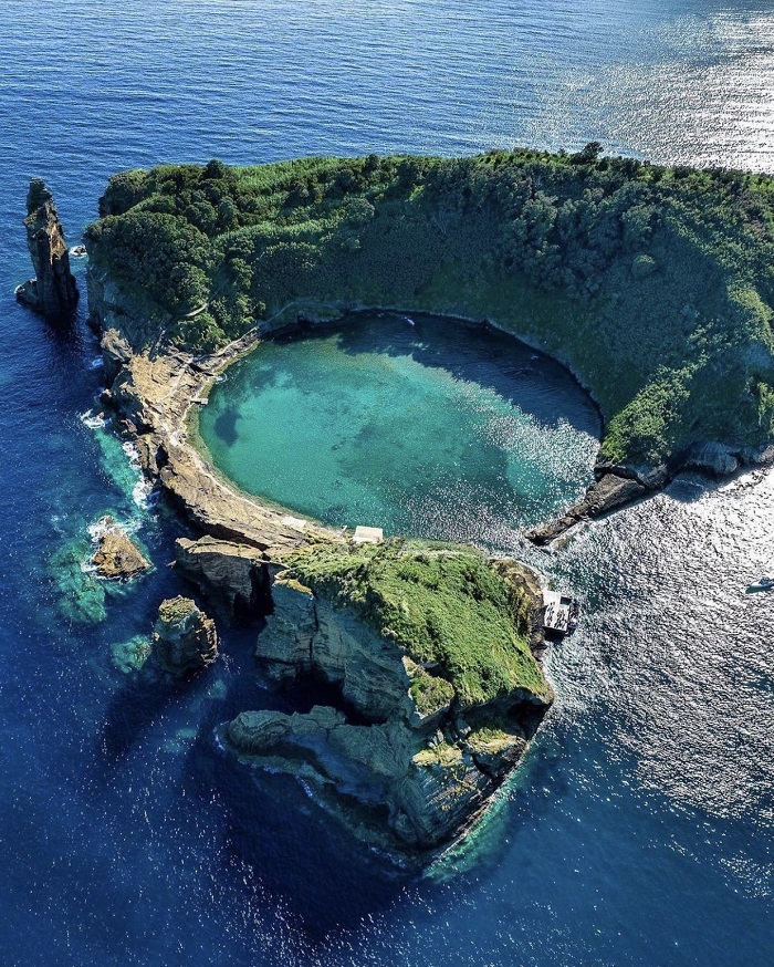 Quần đảo nằm giữa biển trong xanh bao quanh - Kinh nghiệm du lịch Azores