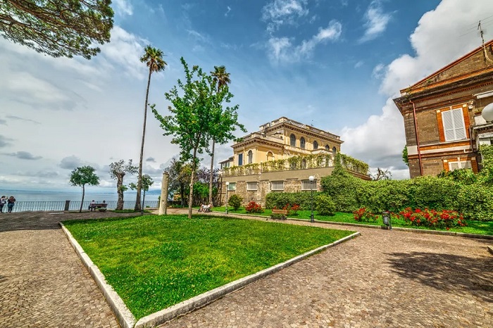 Ghé thăm biệt thự Comunale là điều tuyệt vời nhất nên làm ở thành phố Sorrento