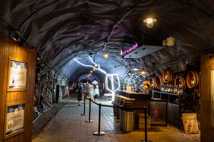 Wine Cave là điểm tham quan trong hang động Gwangmyeong