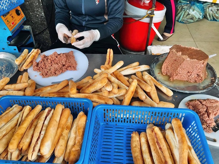 quán ăn vặt ngon ở Hải Phòng - Bánh mì que cay Bà Già