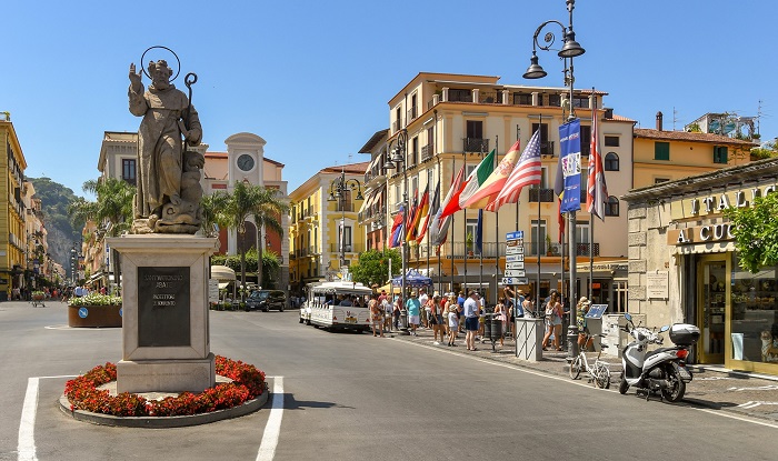 Thư giãn ở quảng trường Tasso là điều tuyệt vời nhất nên làm ở thành phố Sorrento