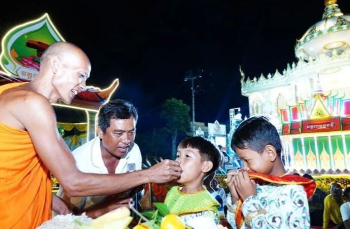 Lễ Hội Ok Om Bok ở Nam Bộ đút cốm dẹp