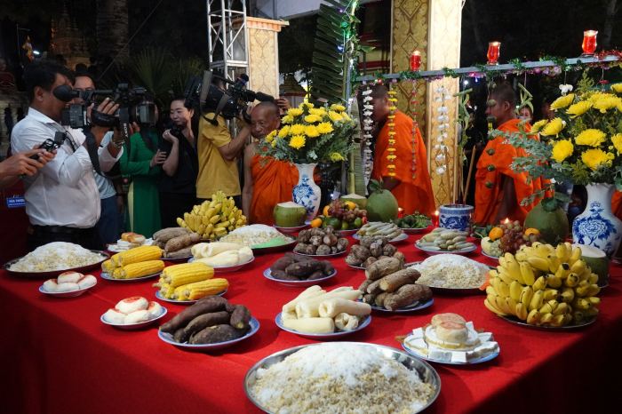 Lễ Hội Ok Om Bok ở Nam Bộ bàn cúng